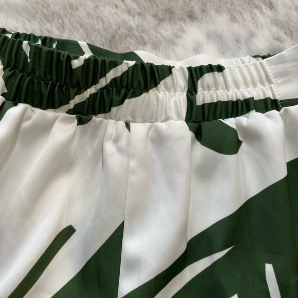 Saks Fifth Avenue green and white summer shorts - Picture 7 of 10